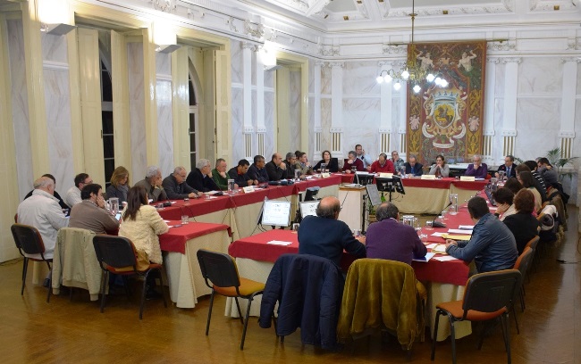 Imagem panorâmica do plenário, reunido a 18 de dezembro de 2015, ao fundo a mesa da AME