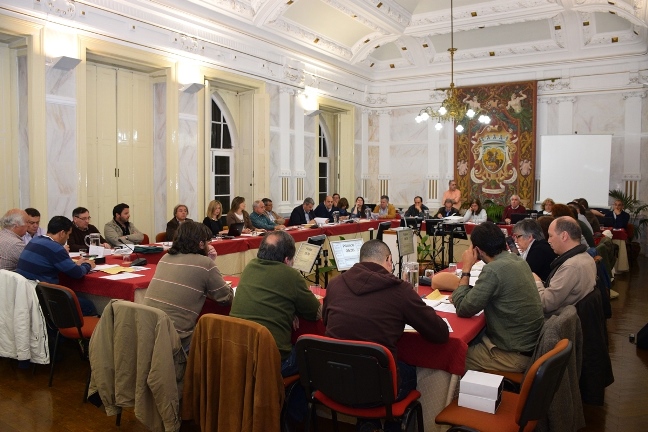 Imagem panorâmica do plenário, reunido a 29 de abril de 2016, ao fundo a mesa da AME.
