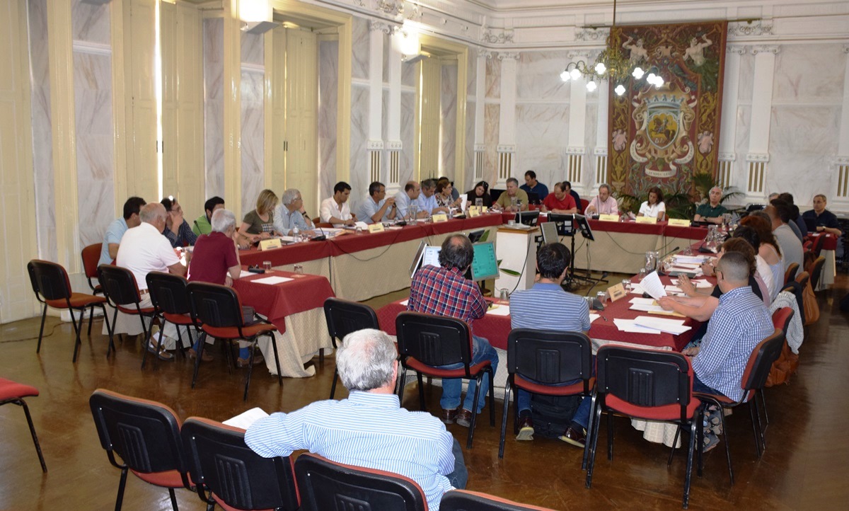Imagem panorâmica do plenário, reunido a 30 de junho de 2016, ao fundo a mesa da AME.