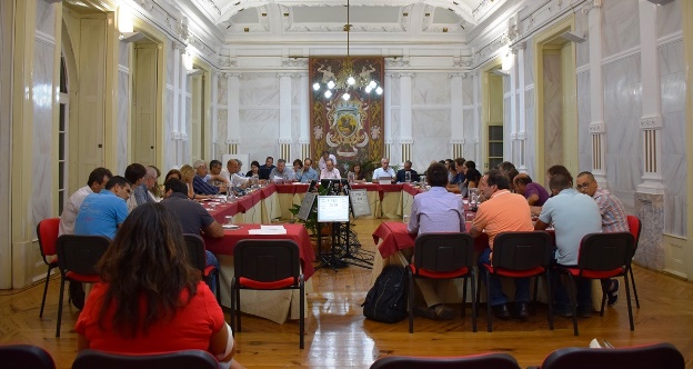 Imagem panorâmica do plenário, reunido a 11 de setembro de 2017, ao fundo a mesa da AME.