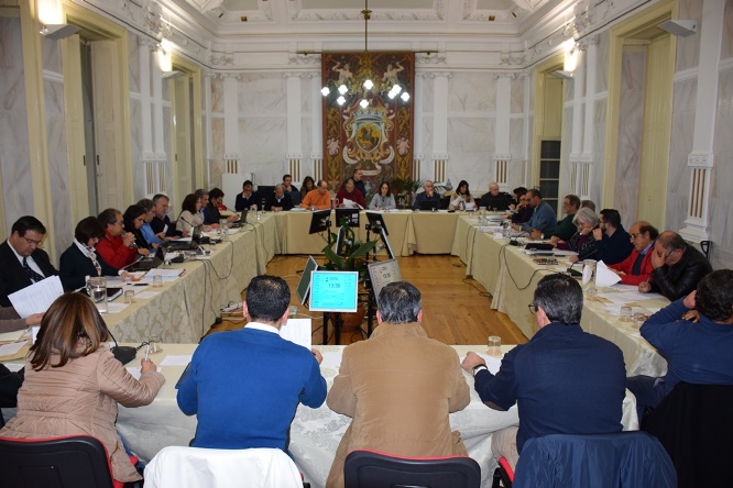 Imagem panorâmica do plenário, reunido a 29 de Dezembro de 2017, ao fundo a mesa da AME.