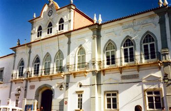 Imagem panorâmica da entrada do edifício da CME, onde decorreu a sessão da AME.